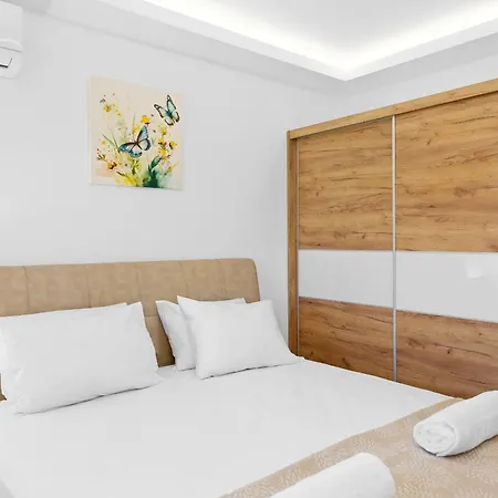 Сasa de vacaciones Paul's Garden Luxury House Charaki