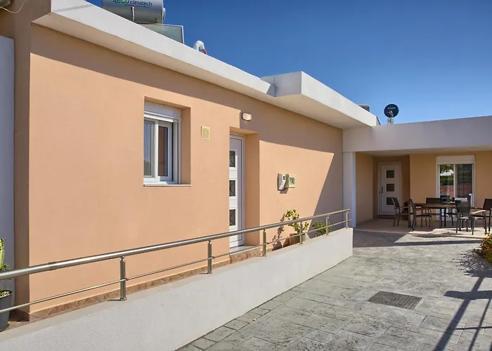 Paul's Garden Luxury House Case de vacanță