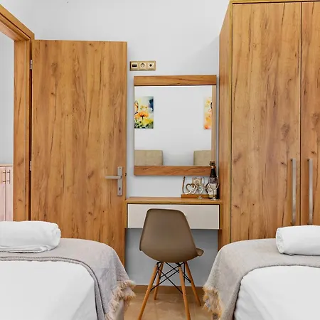 Vakantiehuis Paul's Garden Luxury House Charaki